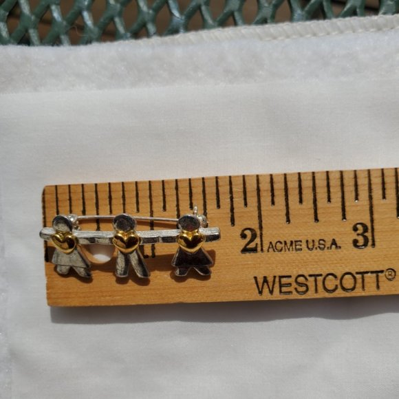 Two girls and One boy Vintage Small Brooch or Large Lapel pin - Picture 3 of 3